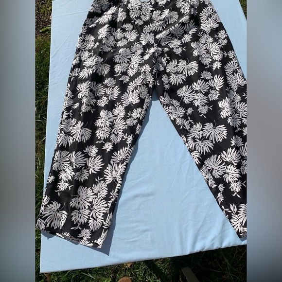 Allison Taylor Capri Crop Pants 100% Silk Black White Floral Print Side Zip 14 - Picture 3 of 6
